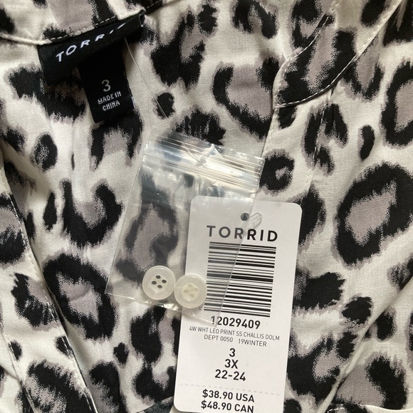 TORRID ⭐️ White Leopard Dolman Challis Blouse - Picture 4 of 5